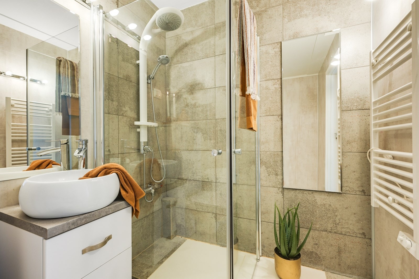 Badet med varme i håndklestativet. Galleribilde
