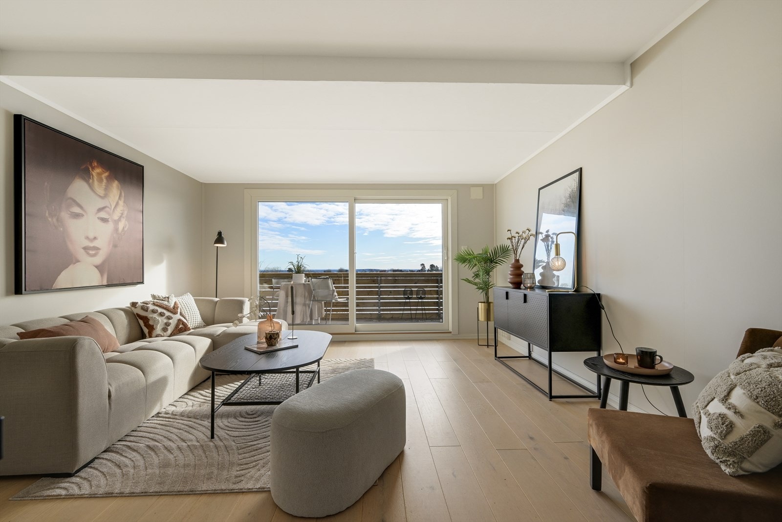 Stue med enstavs flotte gulv, nyere skyvedør ut til terrassen. Galleribilde