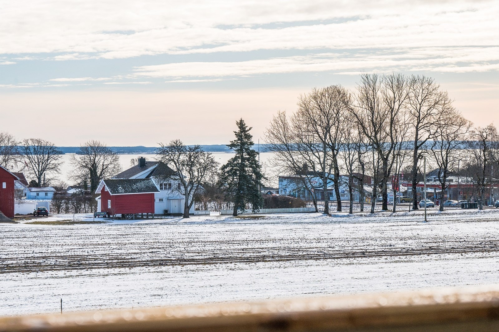 Sjøutsikt fra stue, hovedsoverom og terrasse. Galleribilde