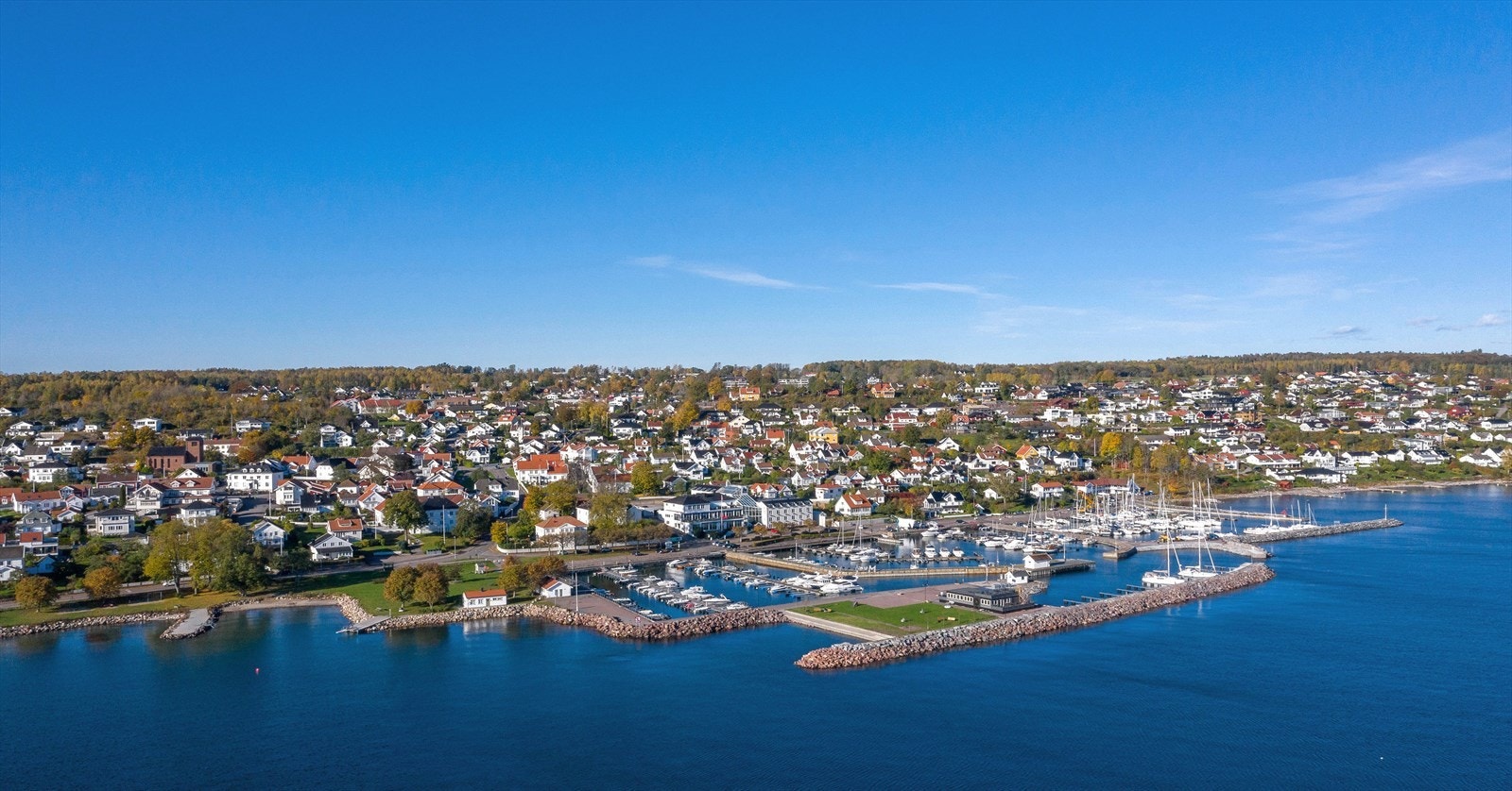 Veldig fint plassert uteservering ytterst ved gjestebrygga. Galleribilde