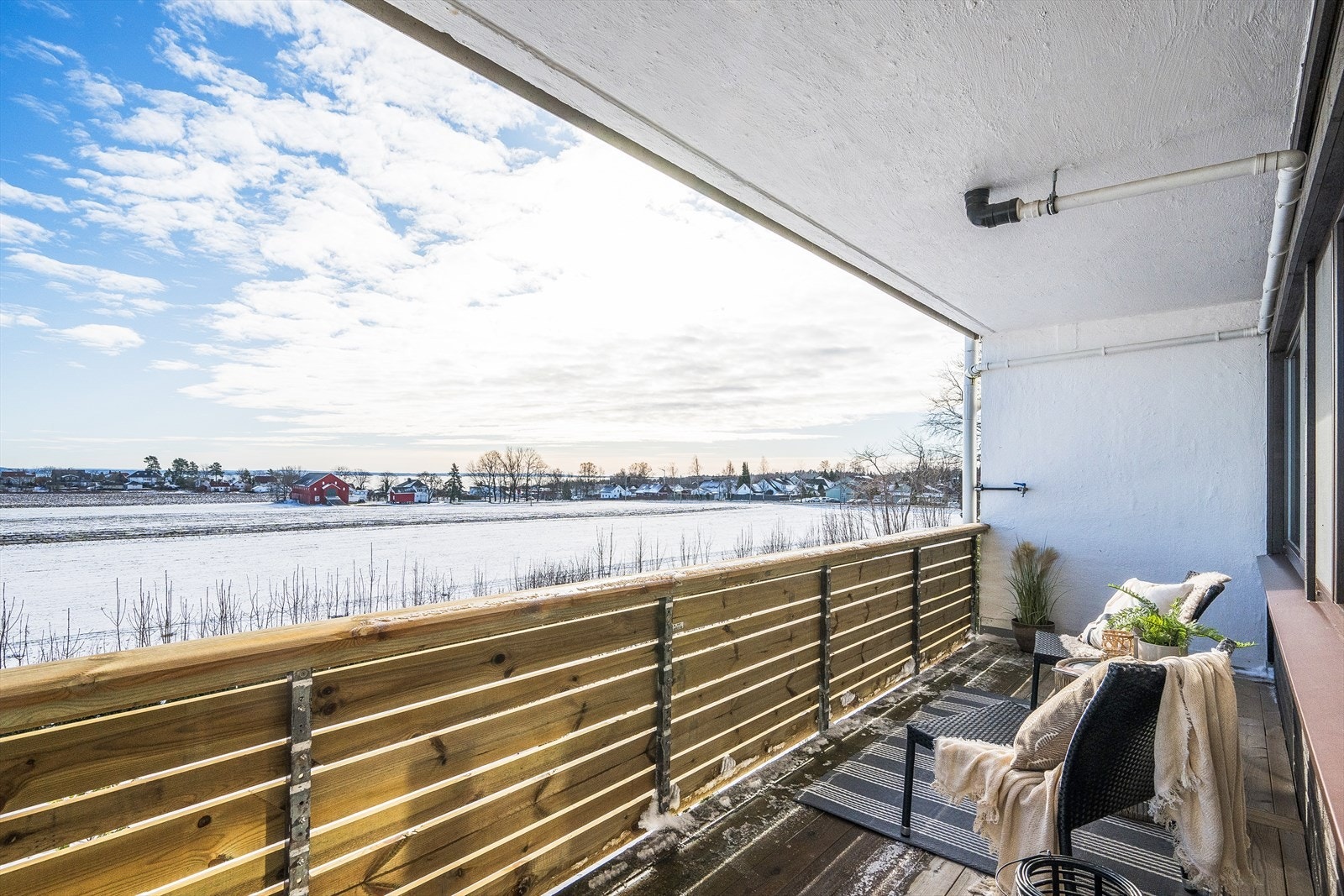 Utsyn over dyrket mark og Oslofjorden. Galleribilde