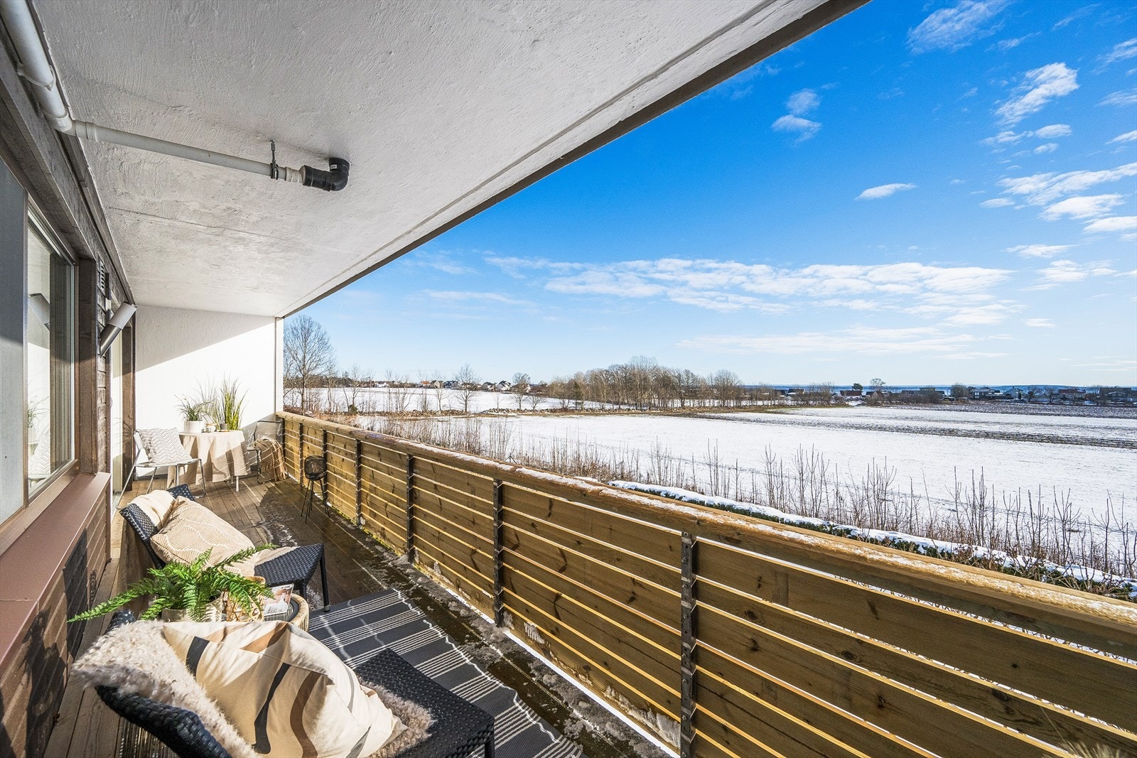 Terrasse i hele leilighetens bredde. Galleribilde
