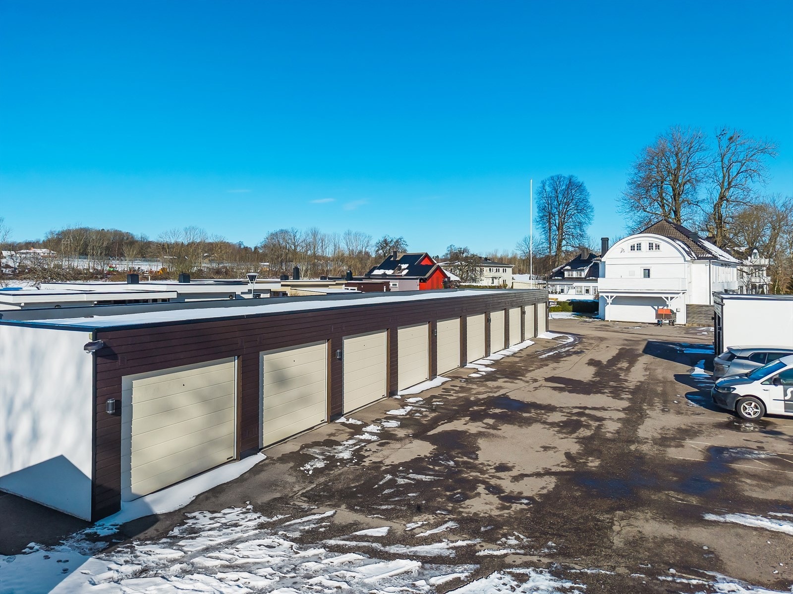 Parkering på felles biloppstillingsplass i sameiet. Galleribilde