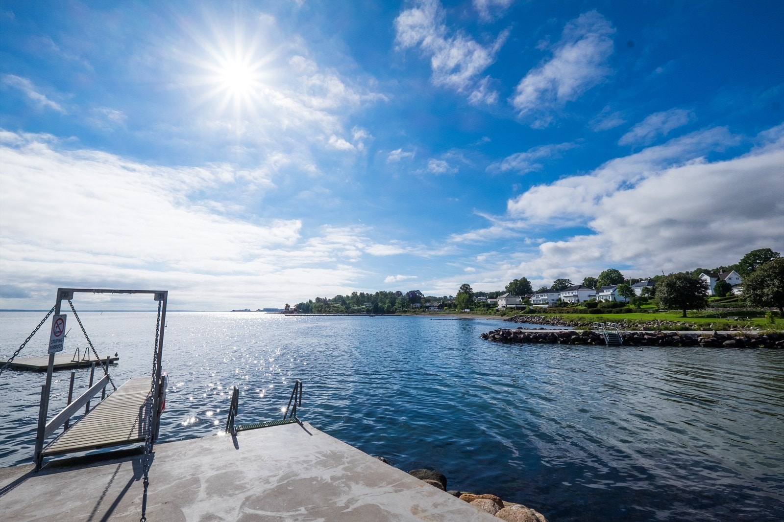 Stige og badebrygge ved badestranden. Galleribilde