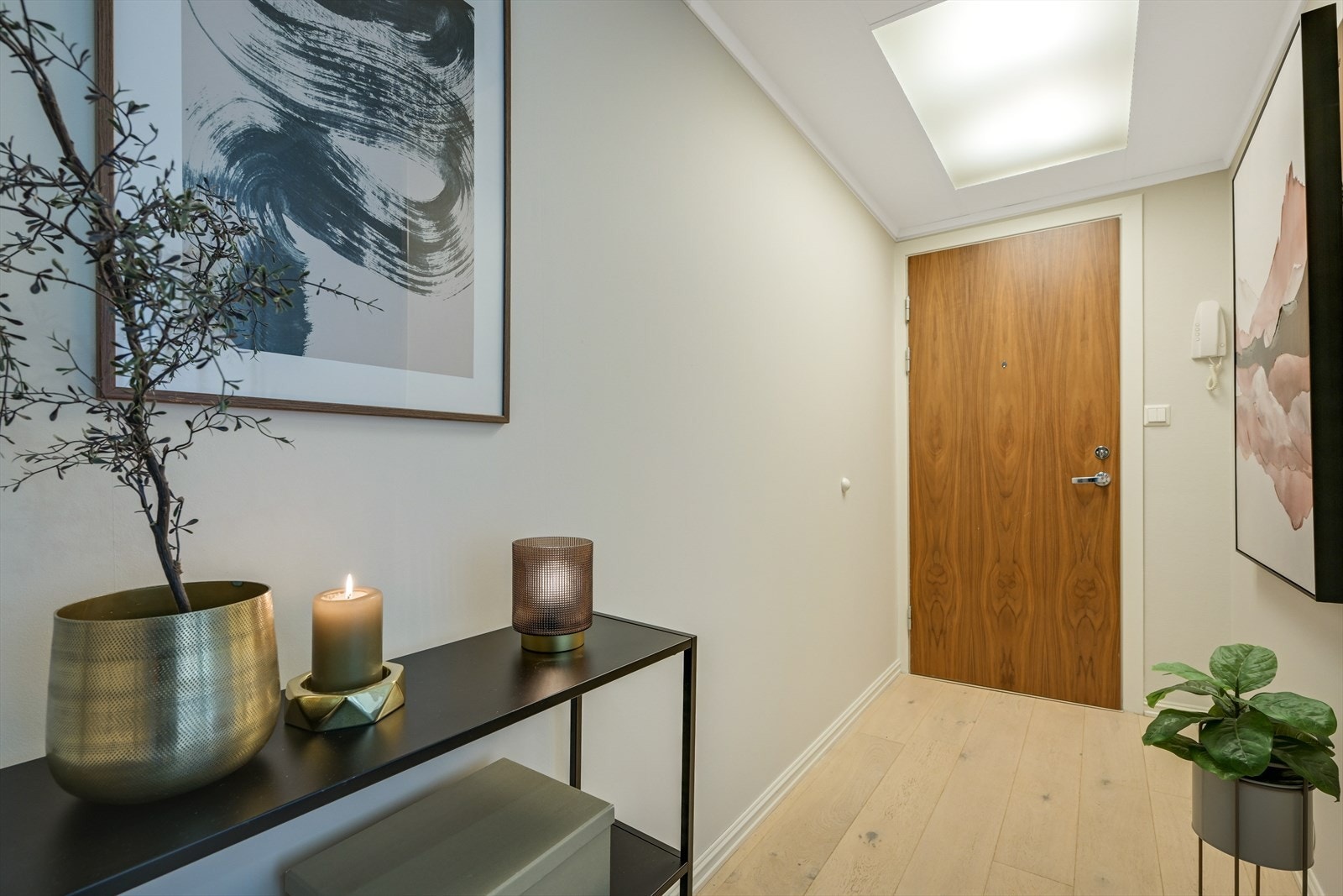 Entré også nymalt. Galleribilde