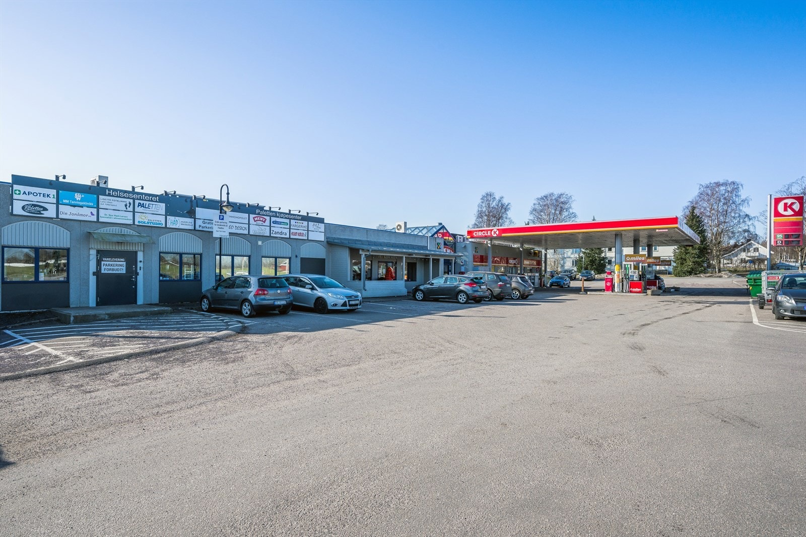 Paletten kjøpesenter like ned i veien, med Meny og vinmonopol. Galleribilde