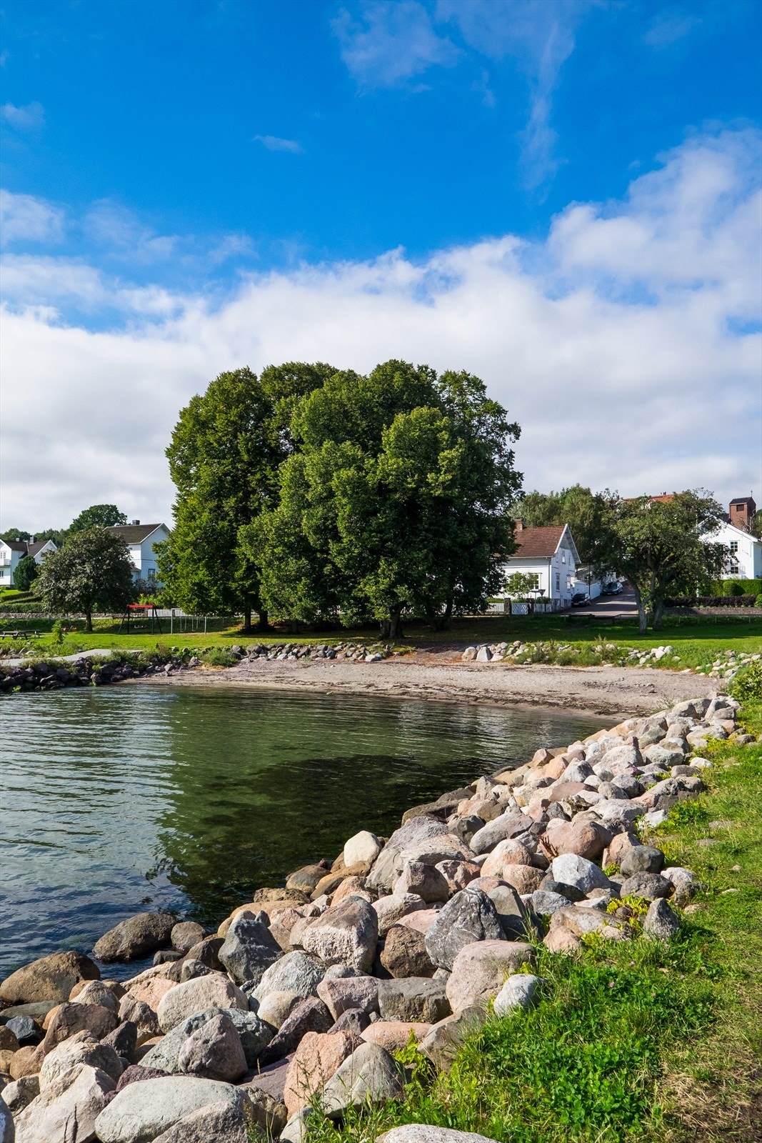 Badestranden er populær på sommeren. Galleribilde