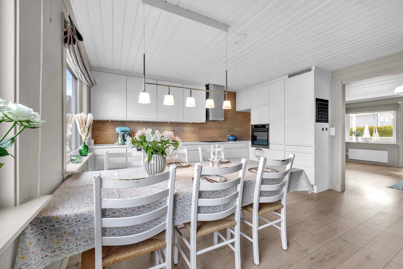 Kjøkkenet er av god størrelse, og utgjør et sosialt allrom for hele familien. Galleribilde