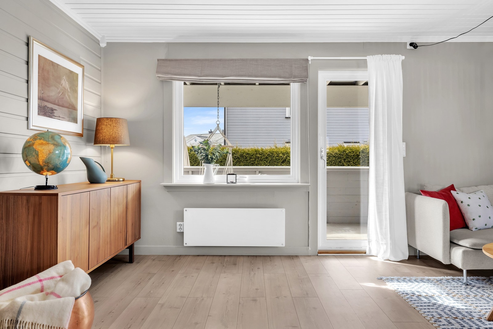 Fra stuen er det utgang til en solrik terrasse og hageflekk som deles med naboene. Galleribilde