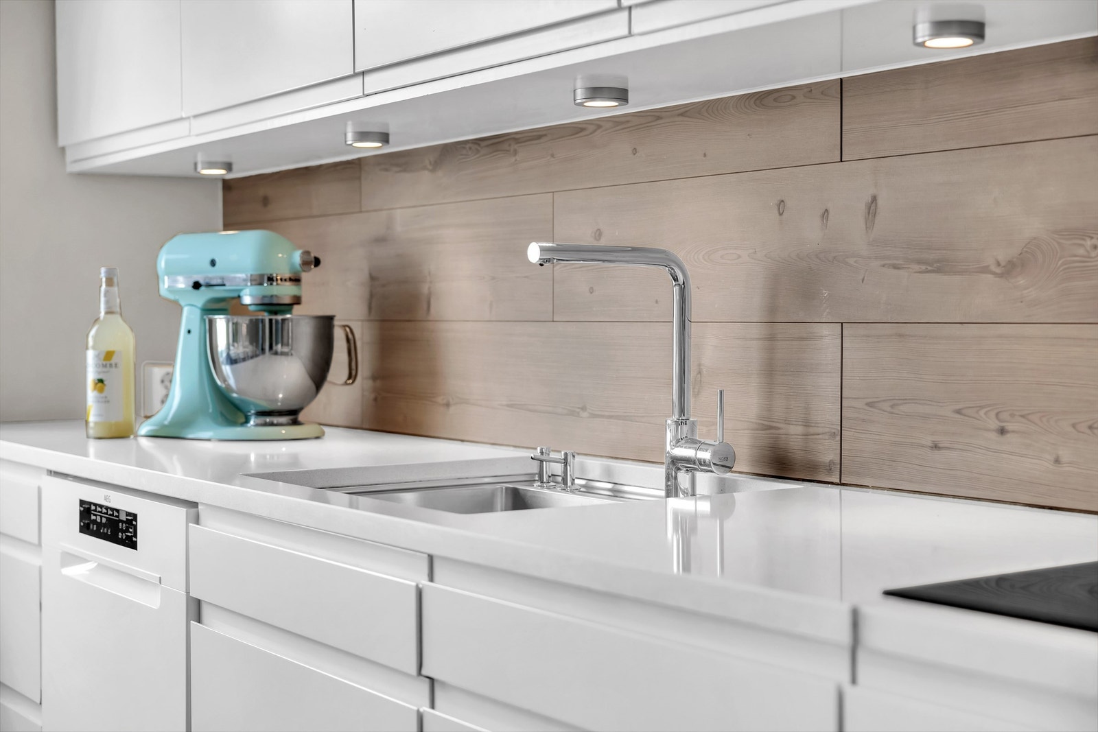 Underlimt oppvaskkum av rustfritt stål med ett-greps armatur. Galleribilde