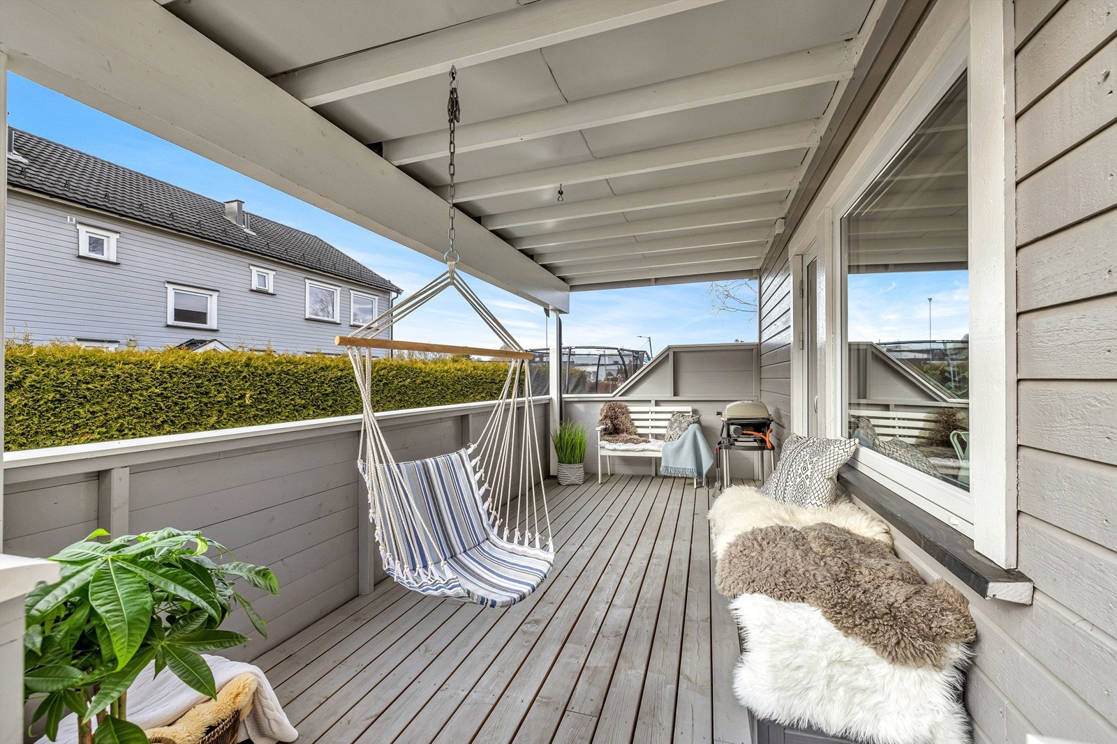 Boligen har svært hyggelige uteplasser. En overbygget balkong med direkte utgang fra stue på ca. 13 kvm. Galleribilde