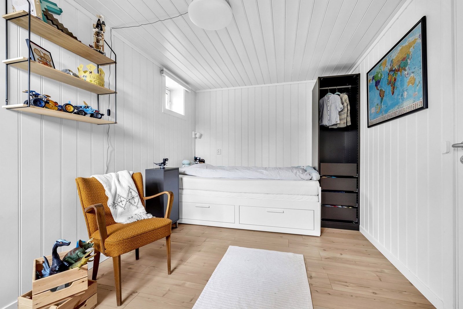 Nåværende selger har satt opp lettvegg i det som var kjellerstue. Dette brukes som soverom, men er ikke omsøkt og godkjent hos kommunen. Galleribilde