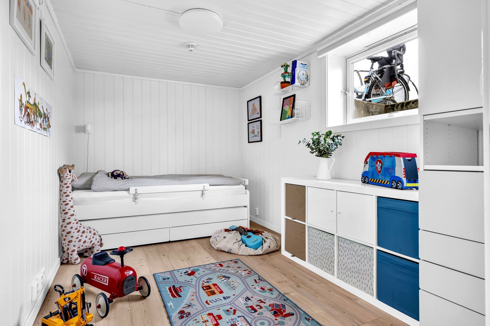 Soverom to i underetasje. Romslig og god plass til ønskede møblement. Galleribilde