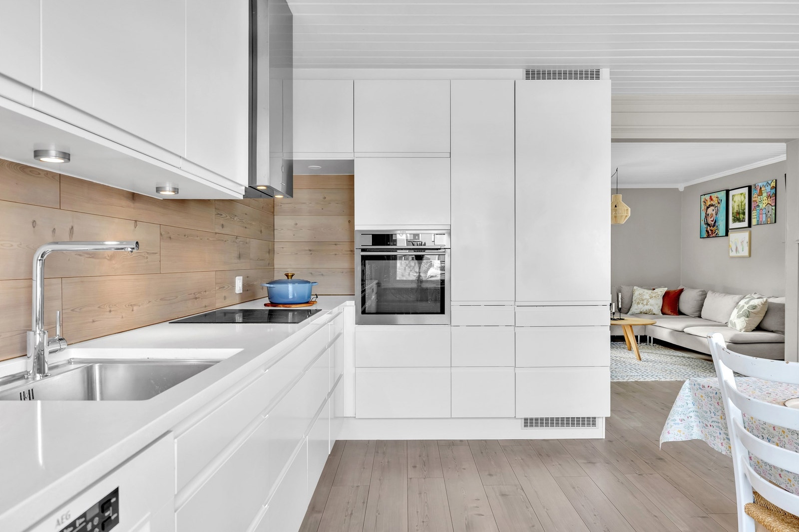 Leiligheten har et lekkert HTH kjøkken med glatte fronter. Galleribilde