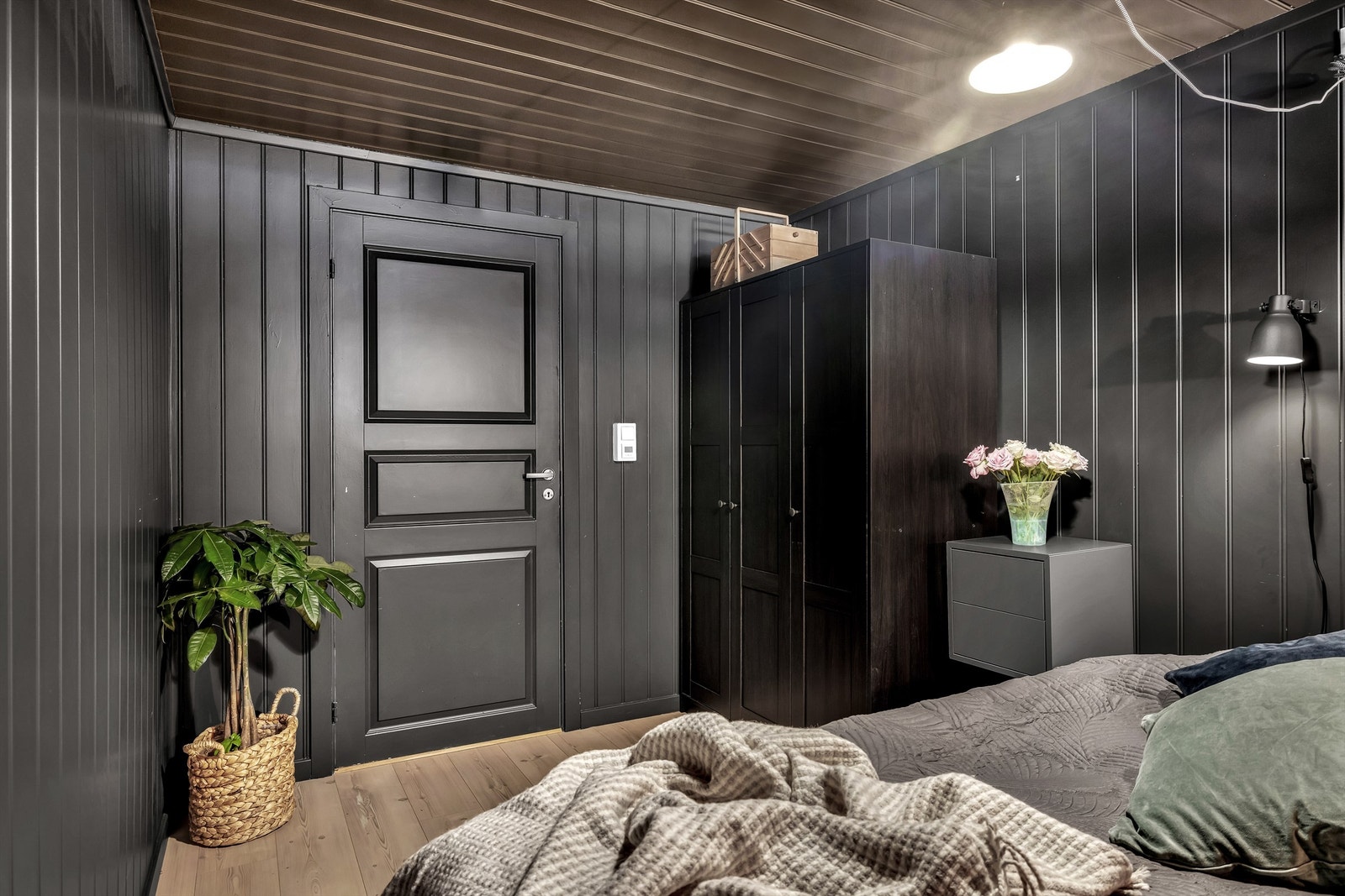 God plass til garderobeskap og seng. Galleribilde