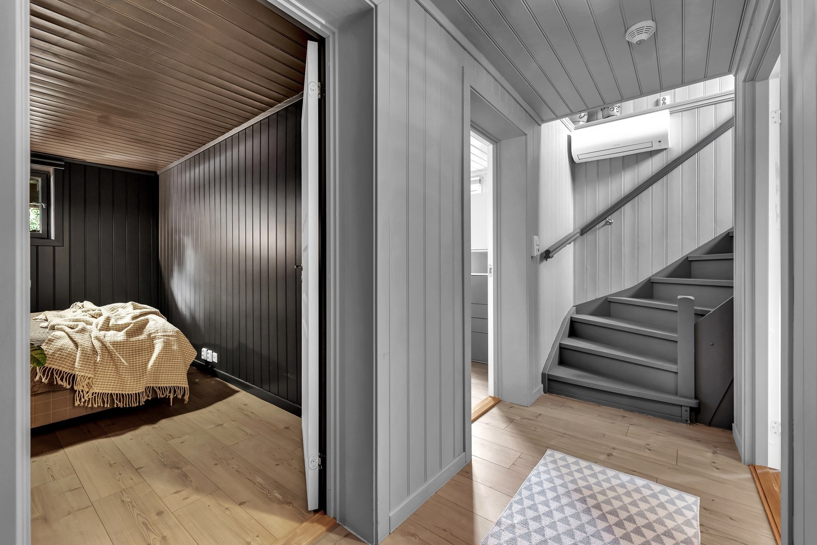 Det ble installert varmepumpe i 2023/2024 i stue og i trapp. Dette sørger for godt inneklima. Galleribilde