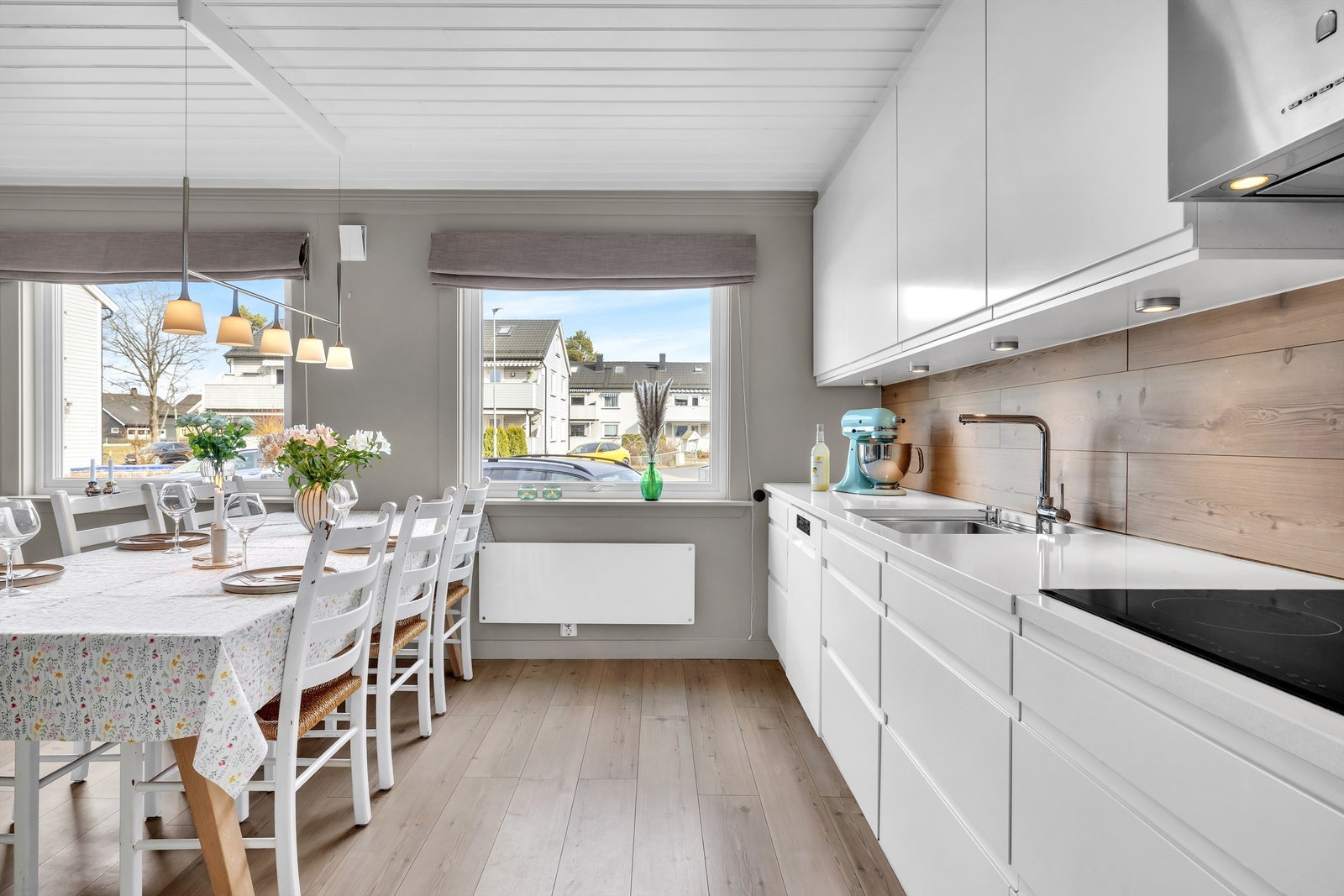 Gjennomgående for boligen er gulvflater av laminat, samt vegger i malte overflater. Galleribilde