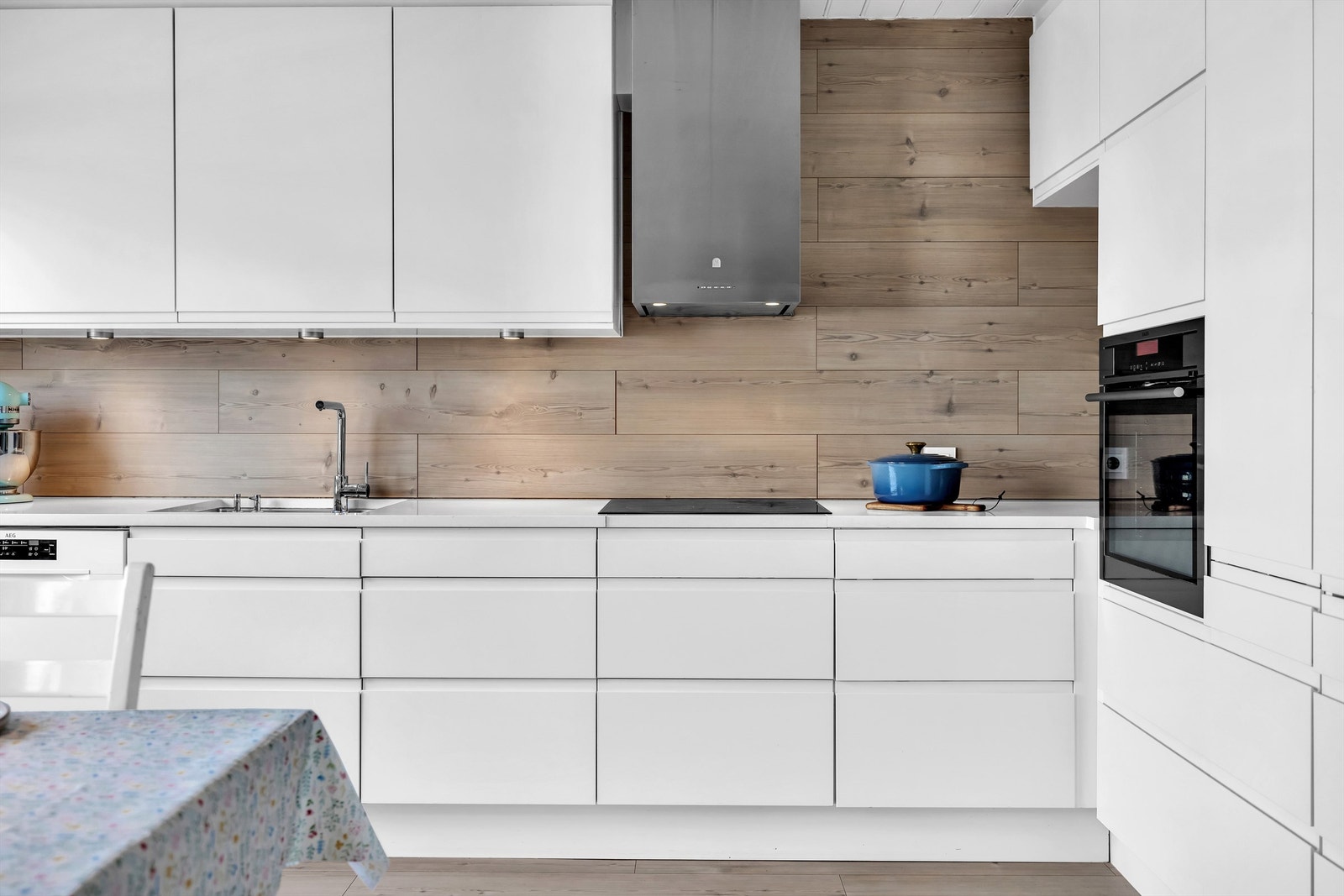 Kjøkkenet har integrert komfyr i høyskap, kjøleskap og fryser. Nedfelt induksjonstopp med mekanisk ventilator. Galleribilde