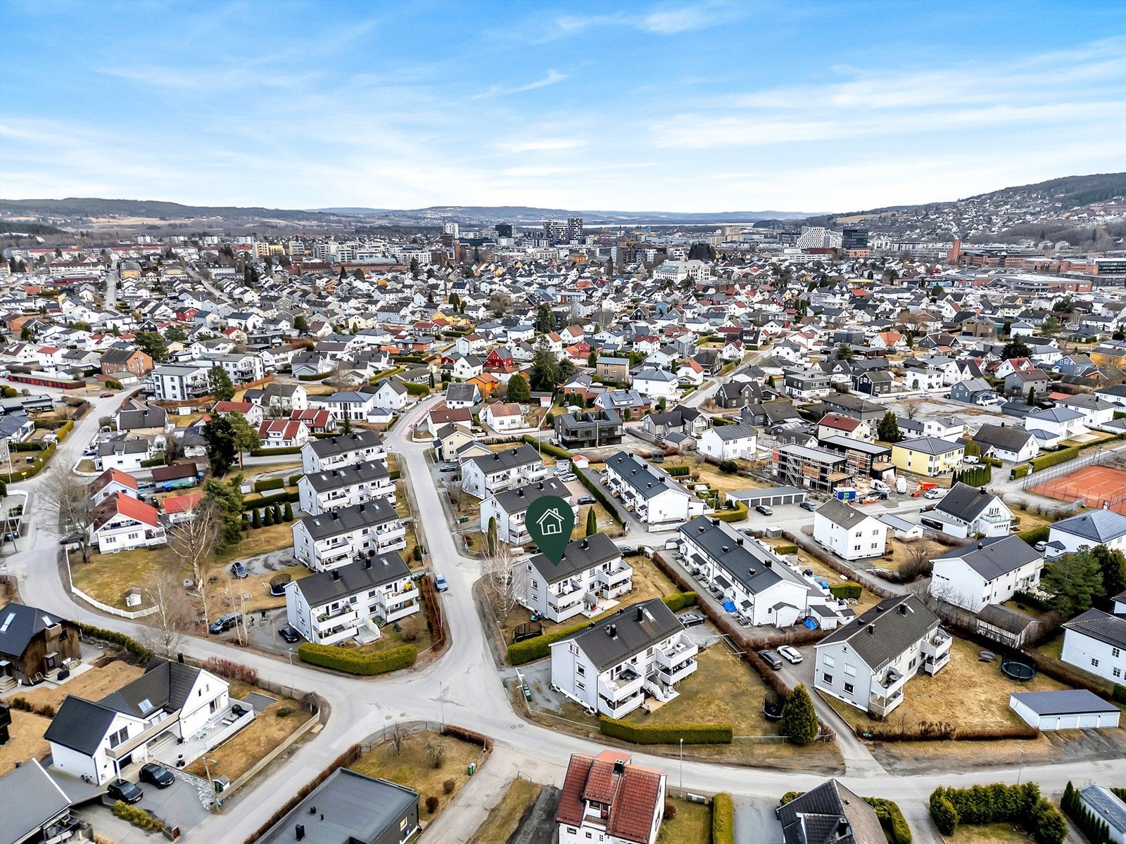 Boligen ligger sentralt til, nederst på Volla med kort avstand til sentrum av Lillestrøm. Galleribilde