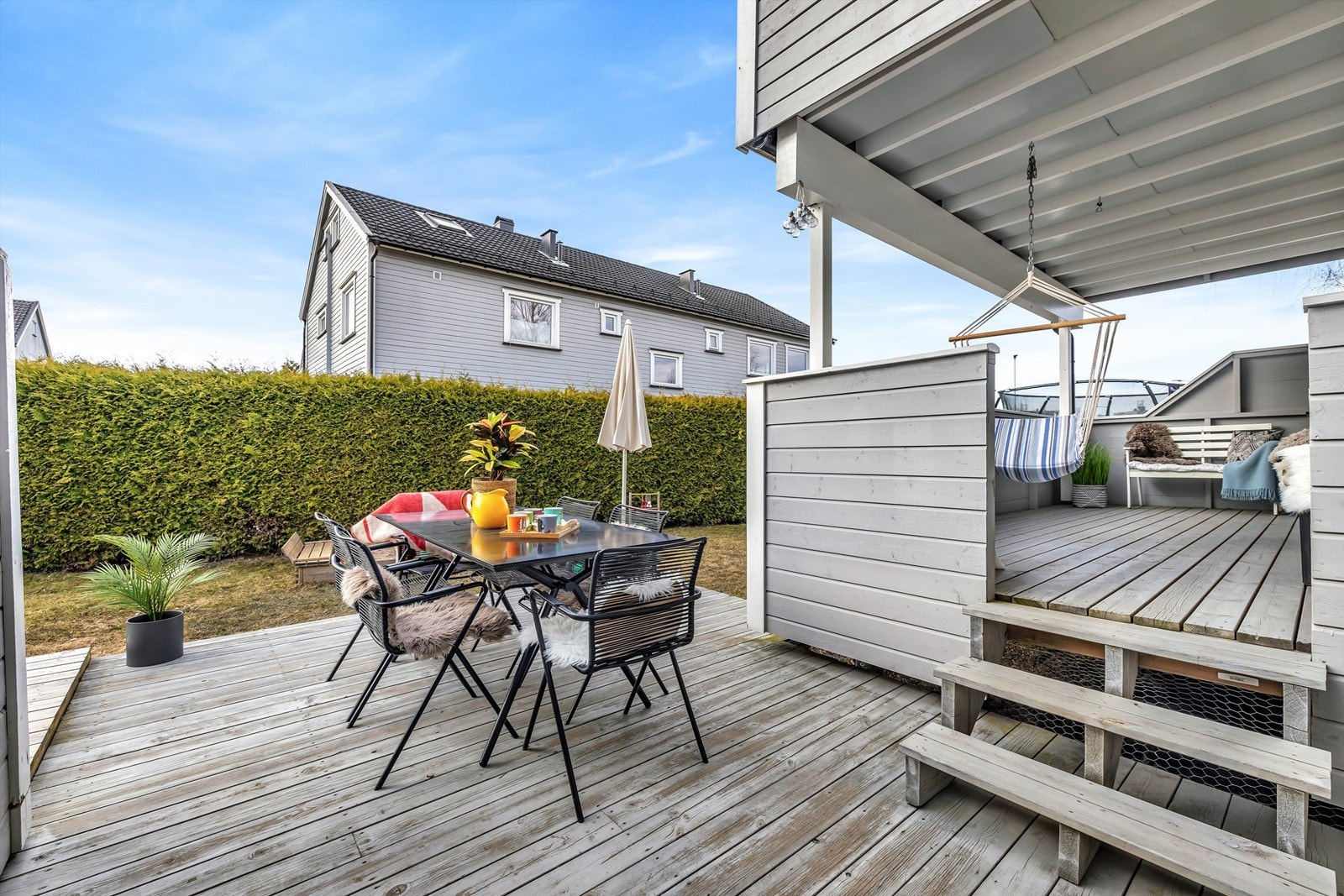 Nedenfor har du en markterrasse med adkomst til hage. Trampolinen deles med de i etasjen over. Galleribilde