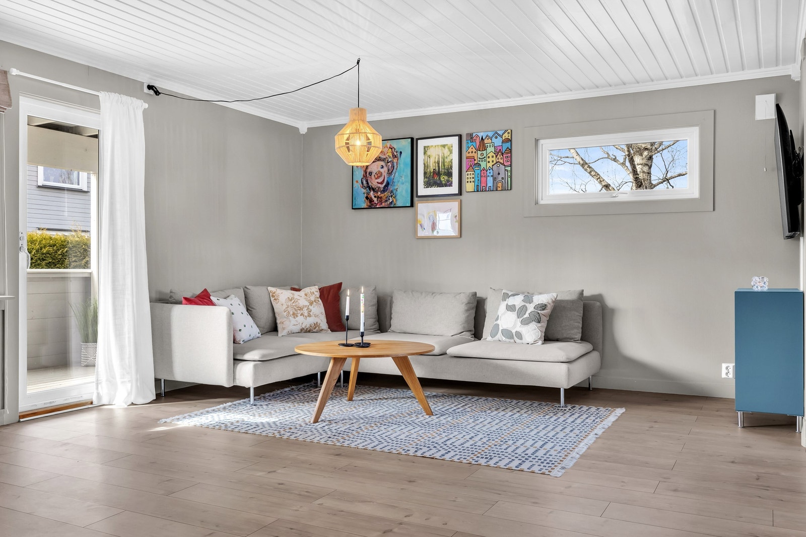 Lyse malte overflater gjør boligen tidsriktig og moderne. Galleribilde