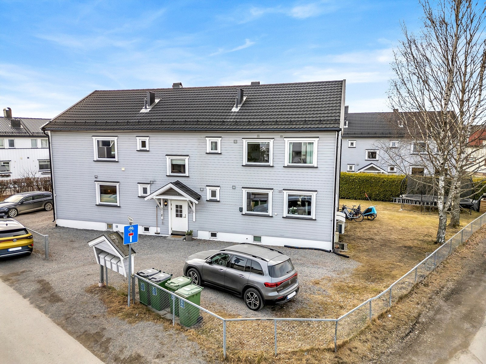 Boligen disponerer en utvendig parkeringsplass med elbil-lader. Galleribilde