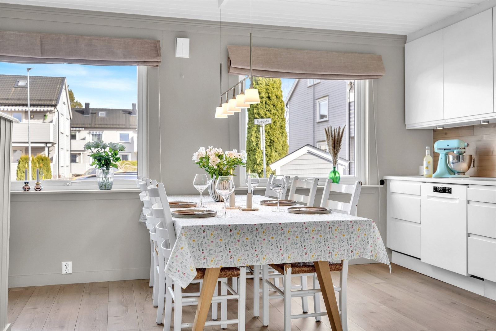 Hyggelig utsyn fra kjøkkenvinduene! Galleribilde