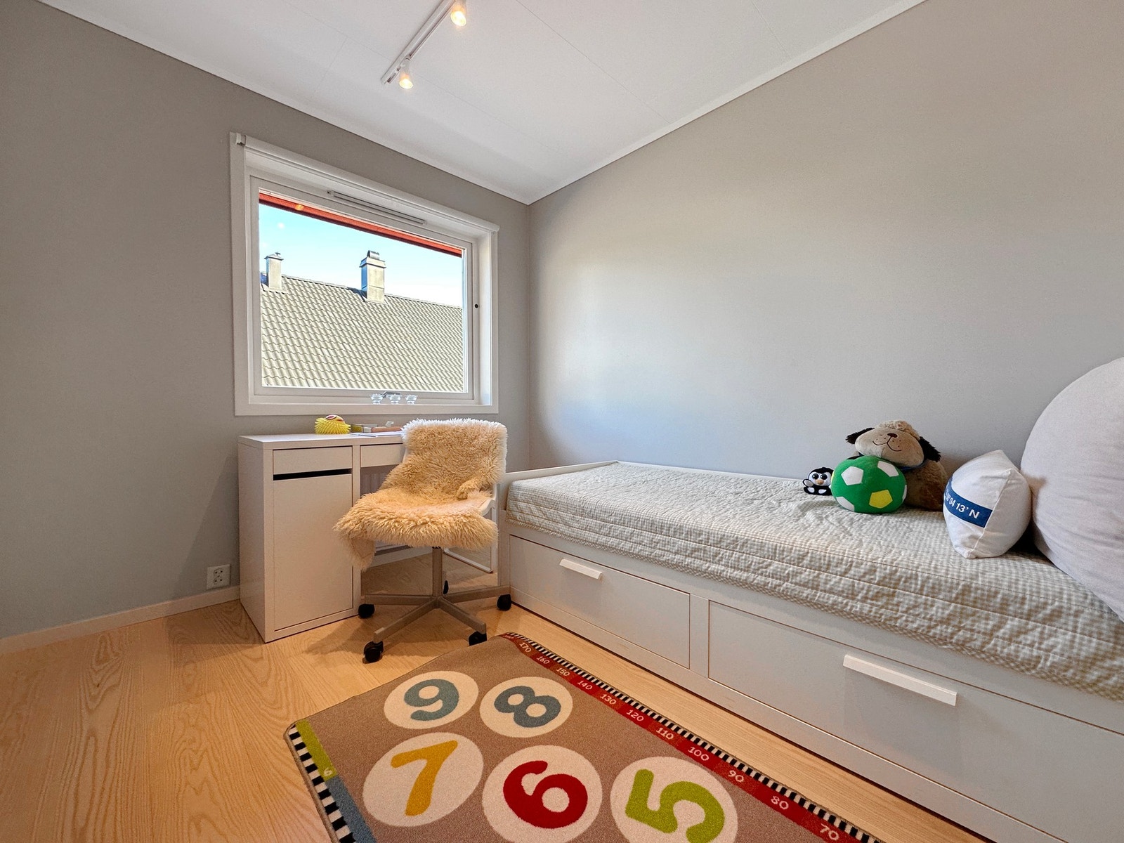 Soverom nr. 3 har også god plass til både seng og skrivebord. Galleribilde