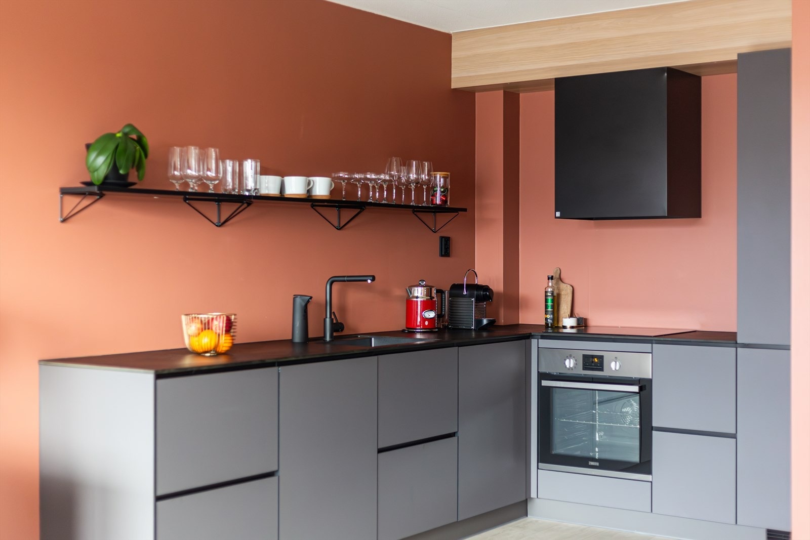 Oppbevaring på hyller gir et mer åpent kjøkken med mye luft. Galleribilde