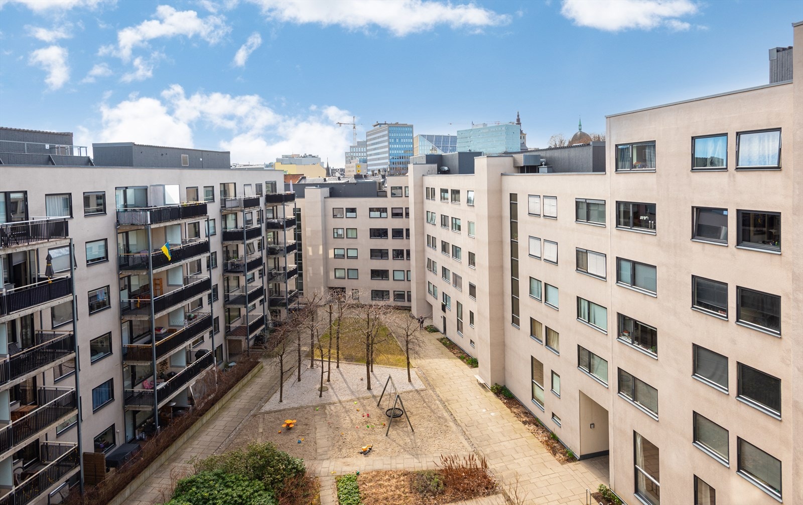 Rolig og trygg bakgård, fungerer som en liten oase, midt i byen. Galleribilde