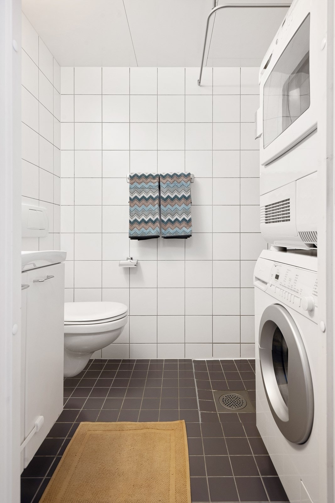 Praktisk bad med opplegg for vaskemaskin og tørketrommel. Galleribilde