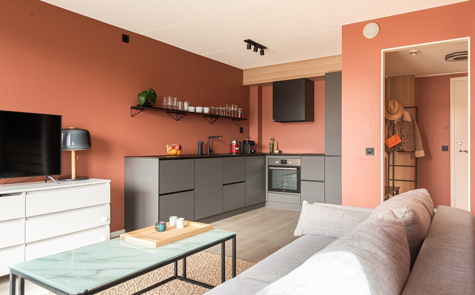 Integrert ovn, oppvaskmaskin, kjøleskap og fryser. Galleribilde