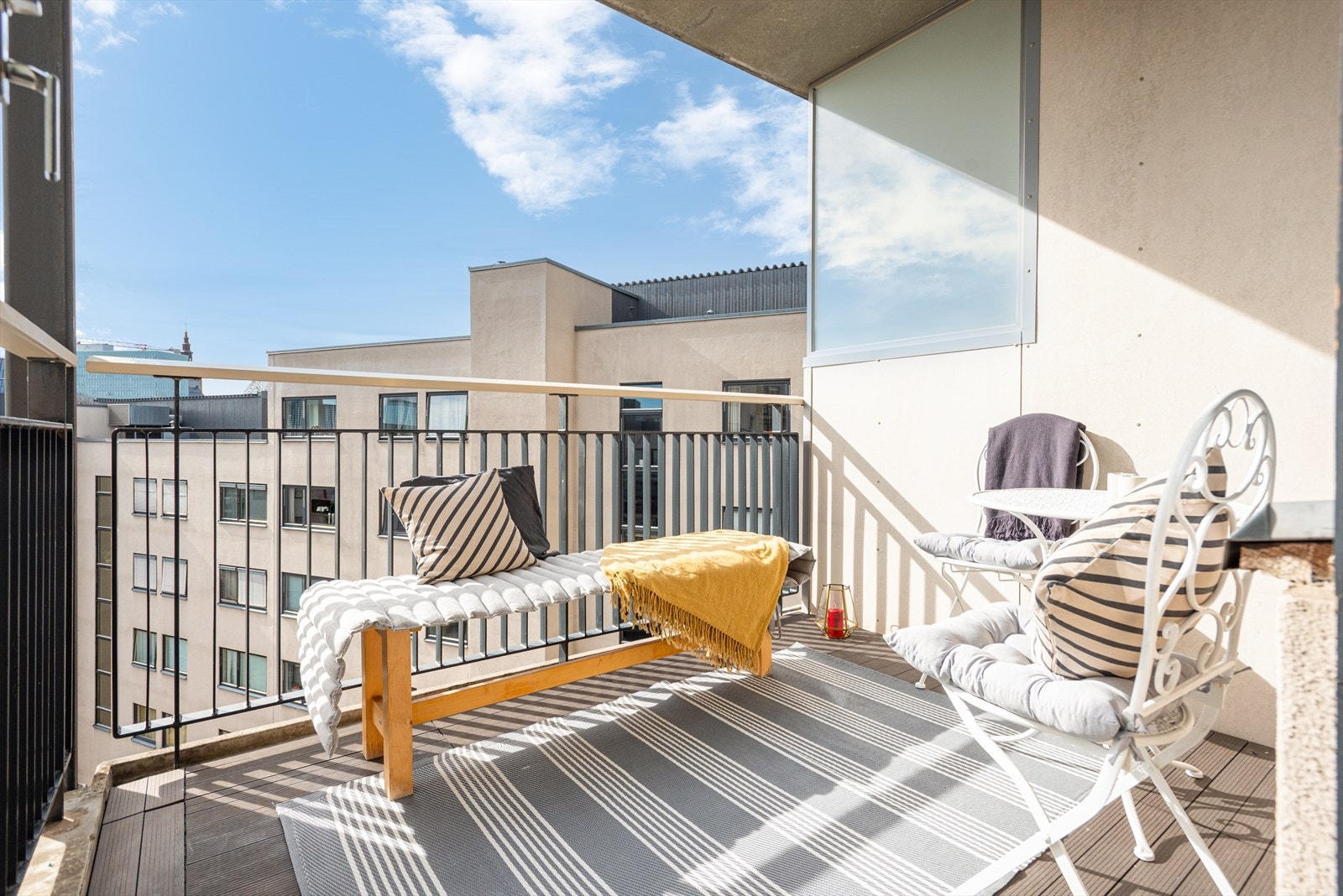 Leiligheten ligger i 6. etasje, som gjør at ingen av byggene ovenfor skygger for solen. Galleribilde