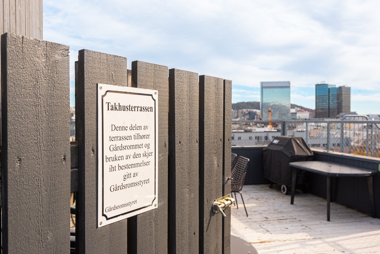 Felles takterrasse som kan bookes til større selskap. Galleribilde