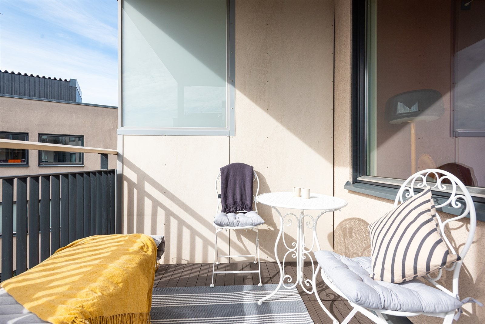 Sørvestvendt balkong med sol fra ca. kl. 10-20 på sommerstid, iflg. selger. Galleribilde