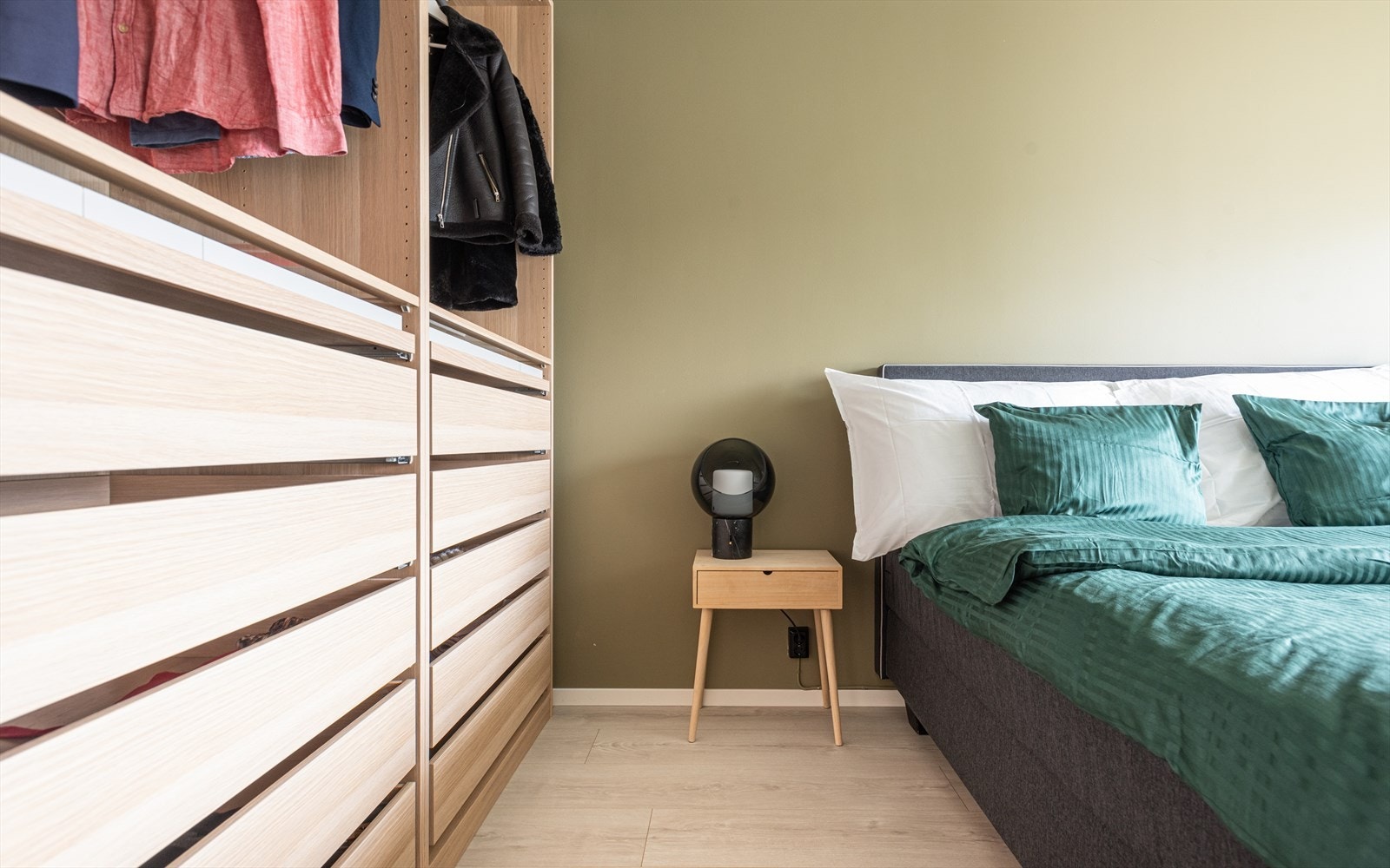 Det er fint plass til nattbord på begge sider av sengen. Galleribilde