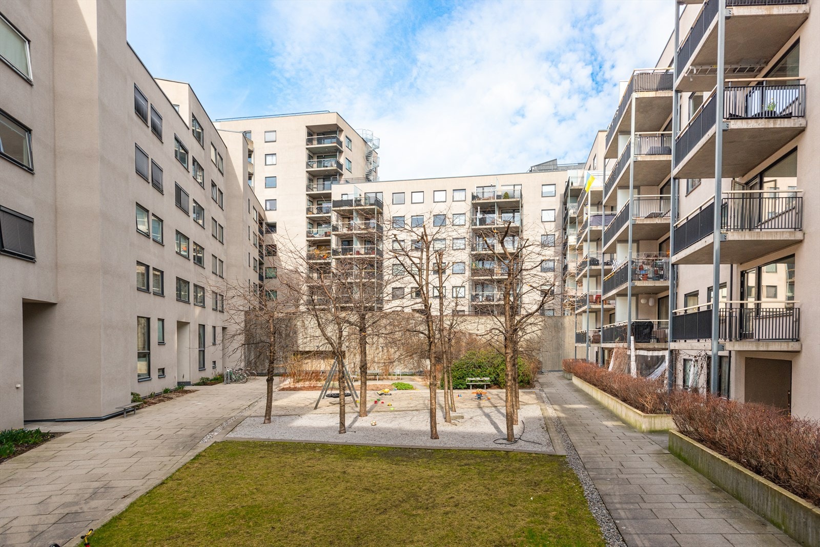 Hvis du liker deg bedre på bakken, er bakgården pent opparbeidet og rolig. Galleribilde