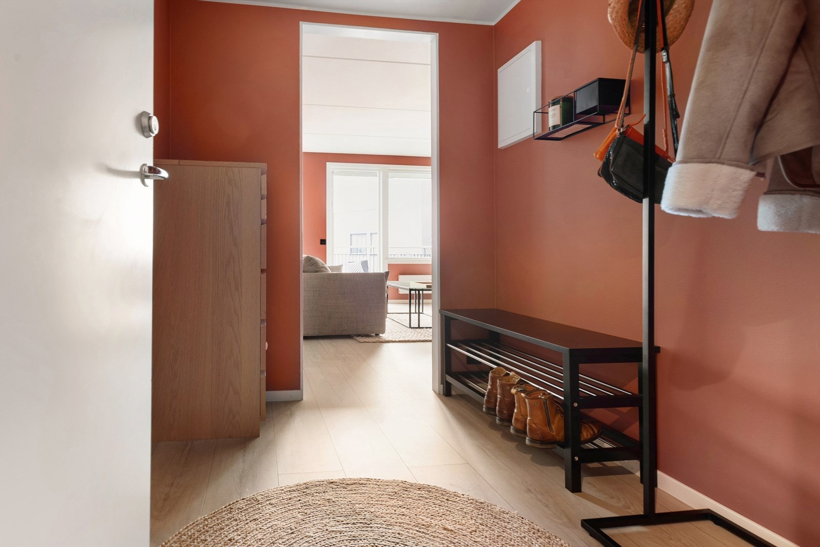 Romslig entré, hvor du kan ta av deg yttertøyet. Galleribilde