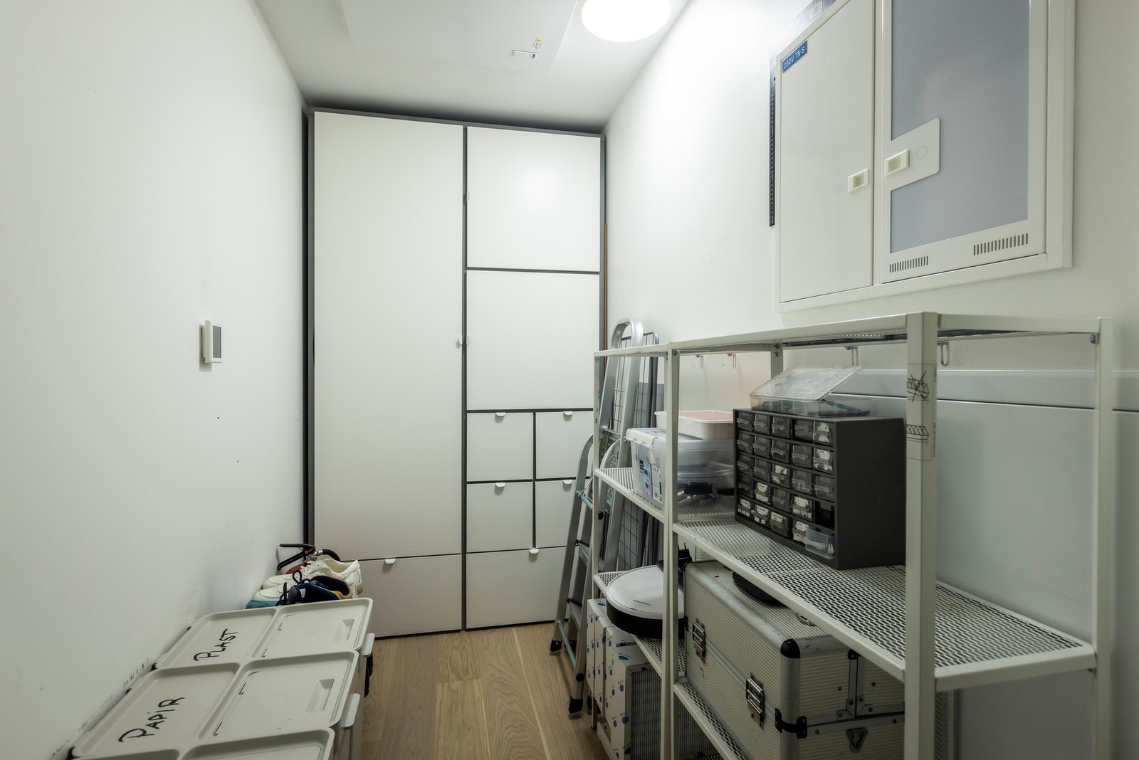 Leiligheten har egen teknisk bod med hyller å skap. Adkomst fra Entre/Hall. Galleribilde