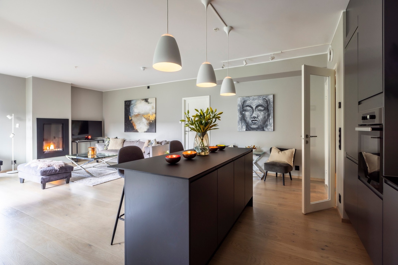 Praktisk Kjøkkenøy med barløsning og underskap for ekstra lagring. Galleribilde