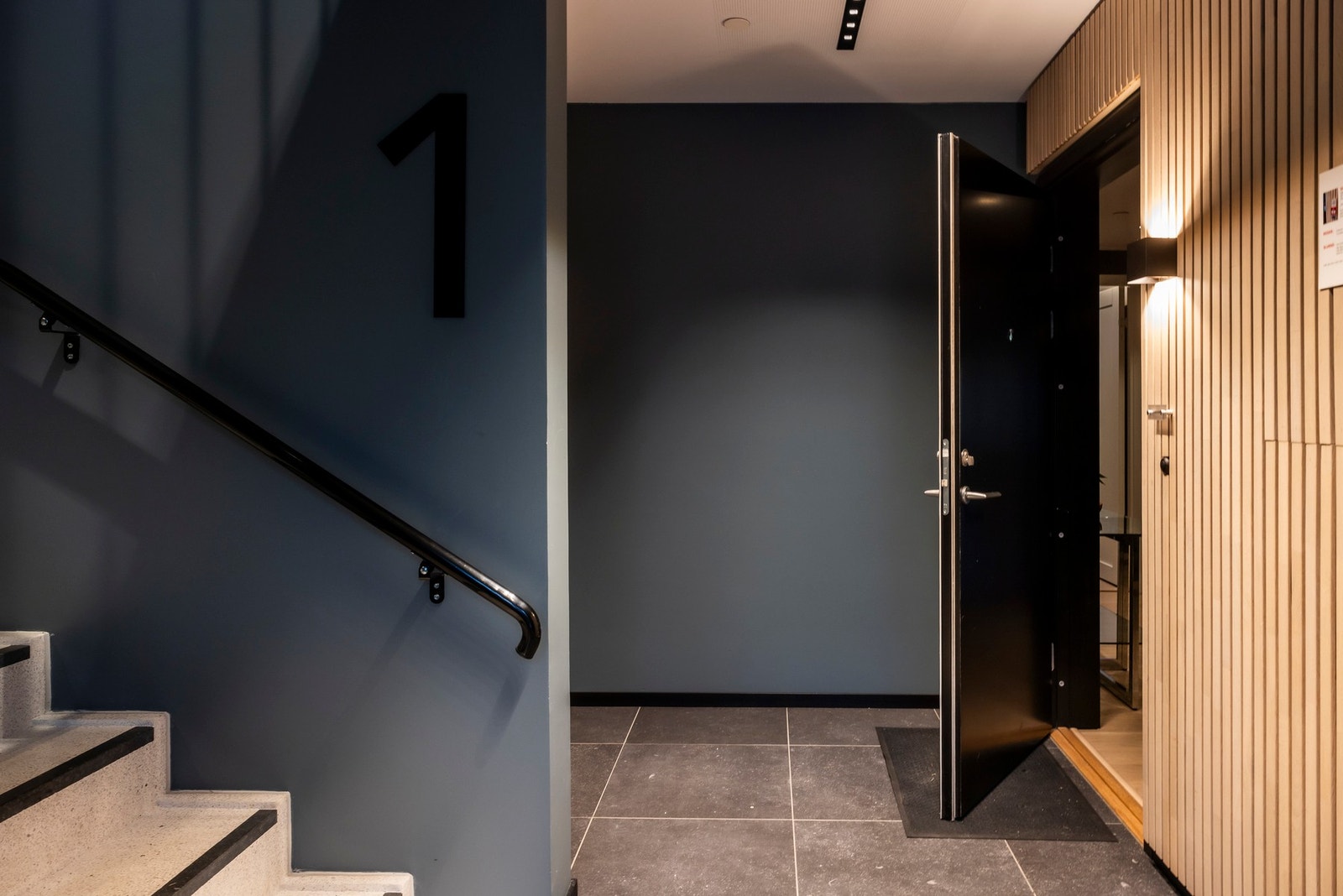 Leiligheten har trappefri adkomst. Heis/trapp ned til bod og garasjekjeller. Galleribilde