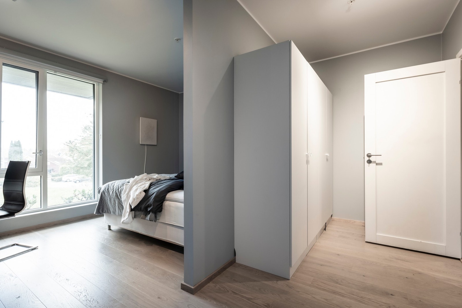 Hovedsoverom har godt med lagringsplass og direkte adkomst til eget bad. Galleribilde