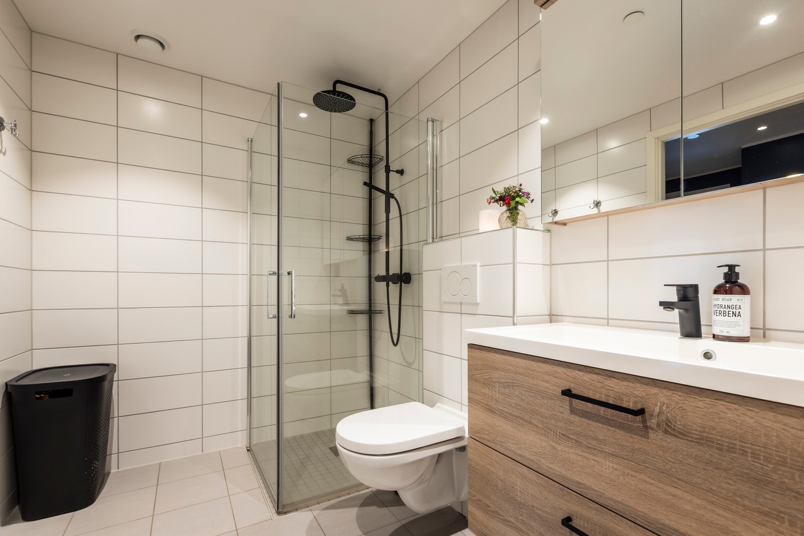 Leilighetens andre bad har adkomst fra hall og har naturlig tilknytting til soverom 2. Galleribilde