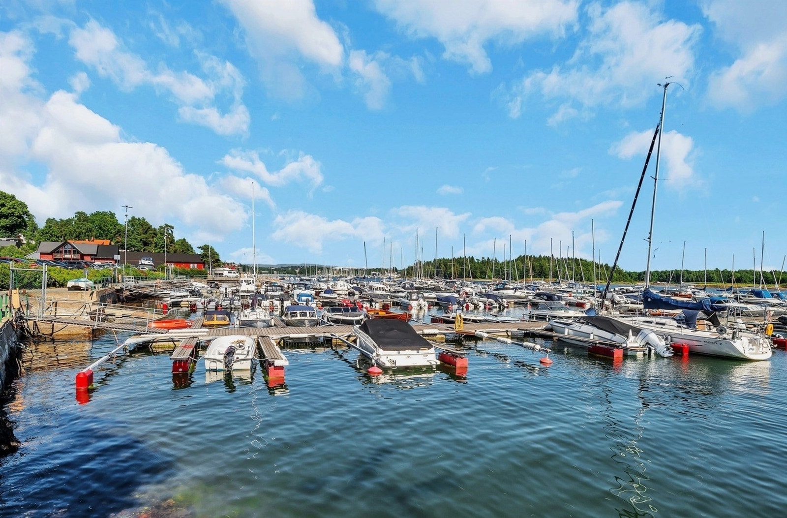 Sarbuvollen båthavn ligger rett i nærheten. Galleribilde