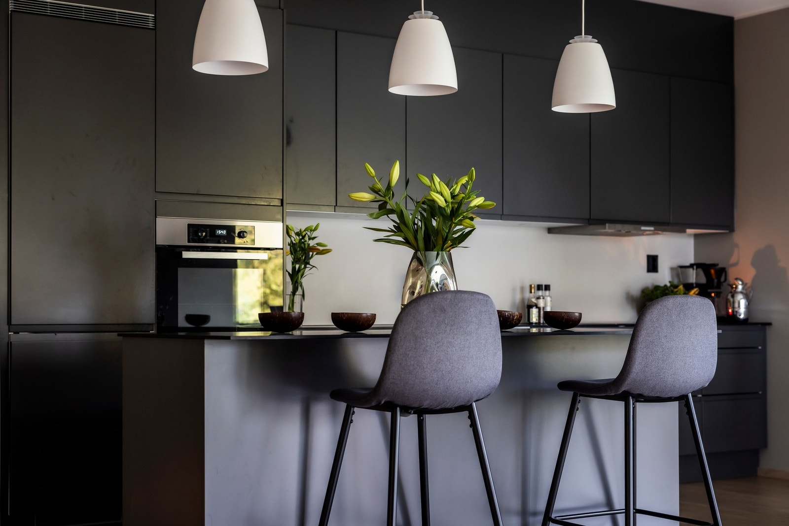 Stort og innholdsrikt Sigdal kjøkken med integrerte hvitevarer fra Miele. Galleribilde