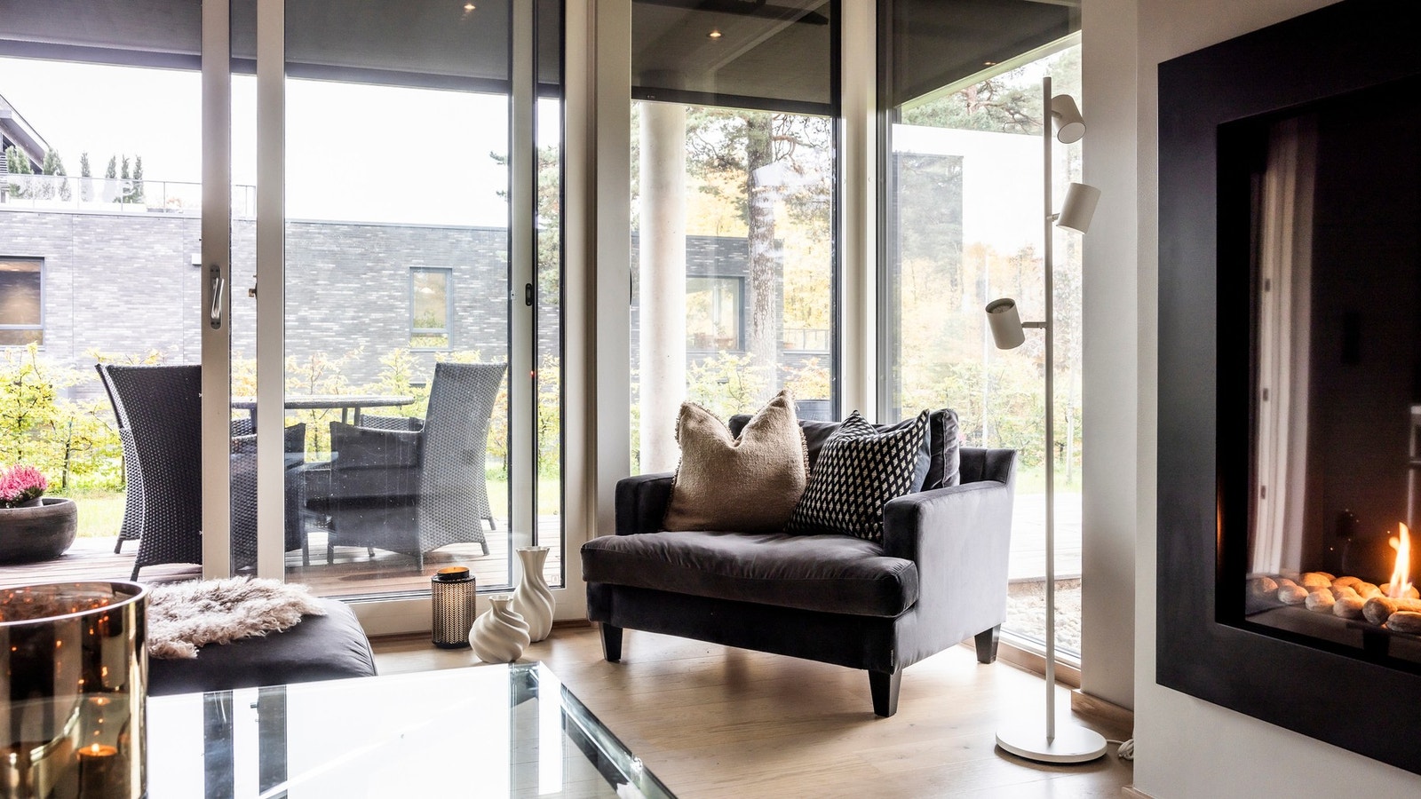 I stue- kjøkken område er det monter utvendig solskjerming på alle vinduer. Galleribilde