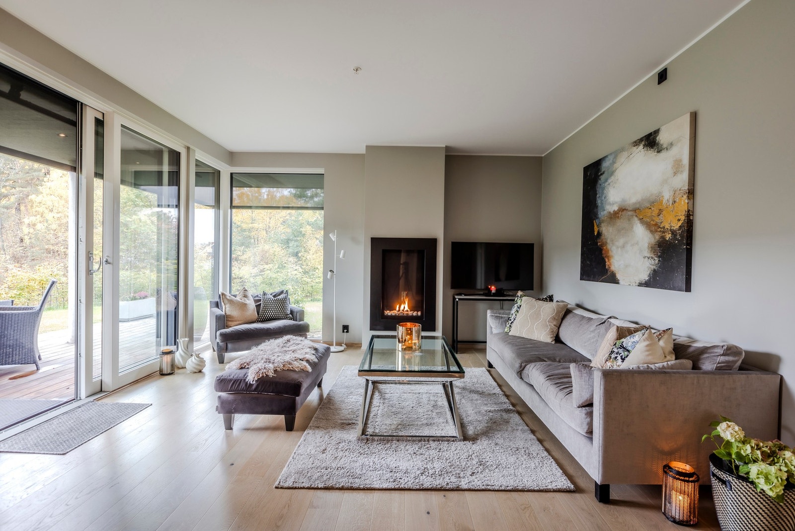 Leilighet for 2021 byr store vindu som gir rikelig med naturlig lys og direkte adkomst til privat hage del. Galleribilde