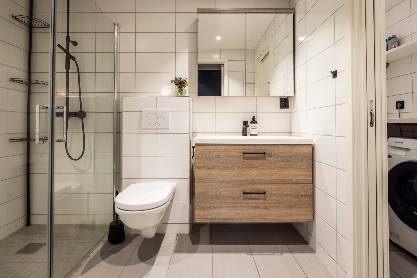 Badet har også en praktisk vaskeroms avdeling med plass til tørk og vaskemaskin samt stor praktisk benkeplate. Galleribilde