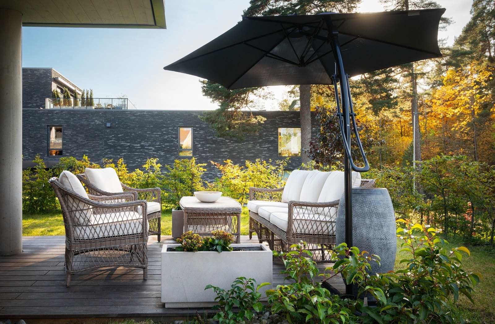 Leiligheten har en stor markterrasse og en privat hage del på utsiden av stuen. Galleribilde