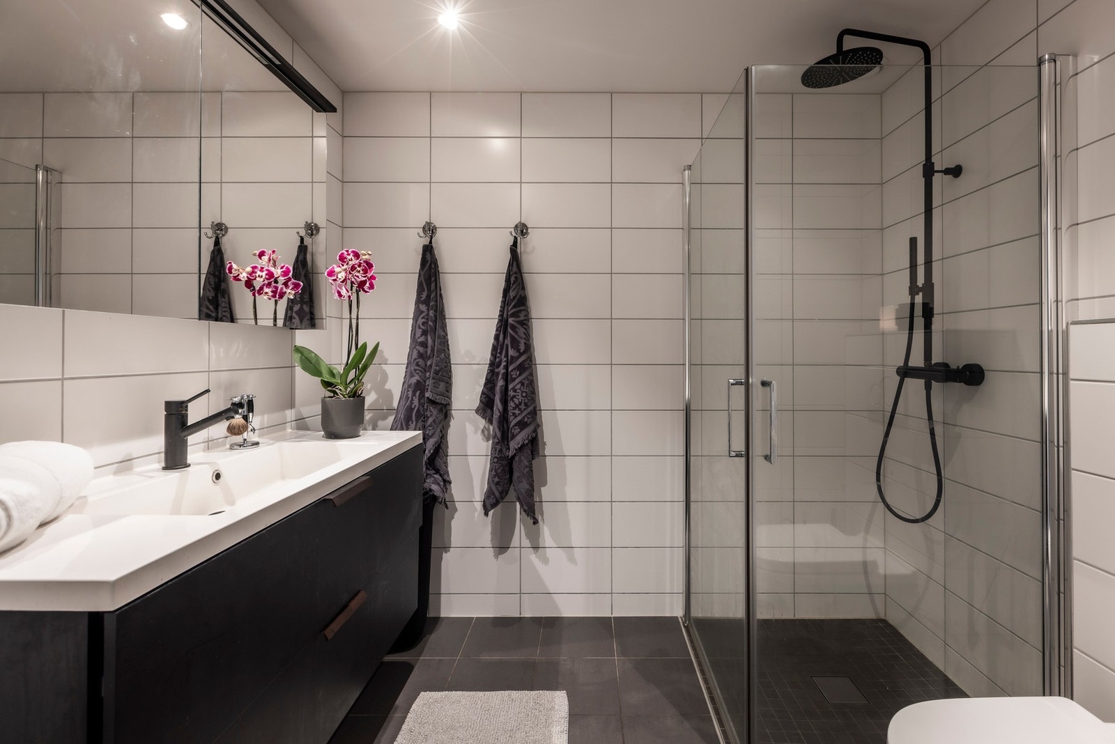 Delikat innredet hovedbad med dusj hjørne og stort speilskap. Galleribilde